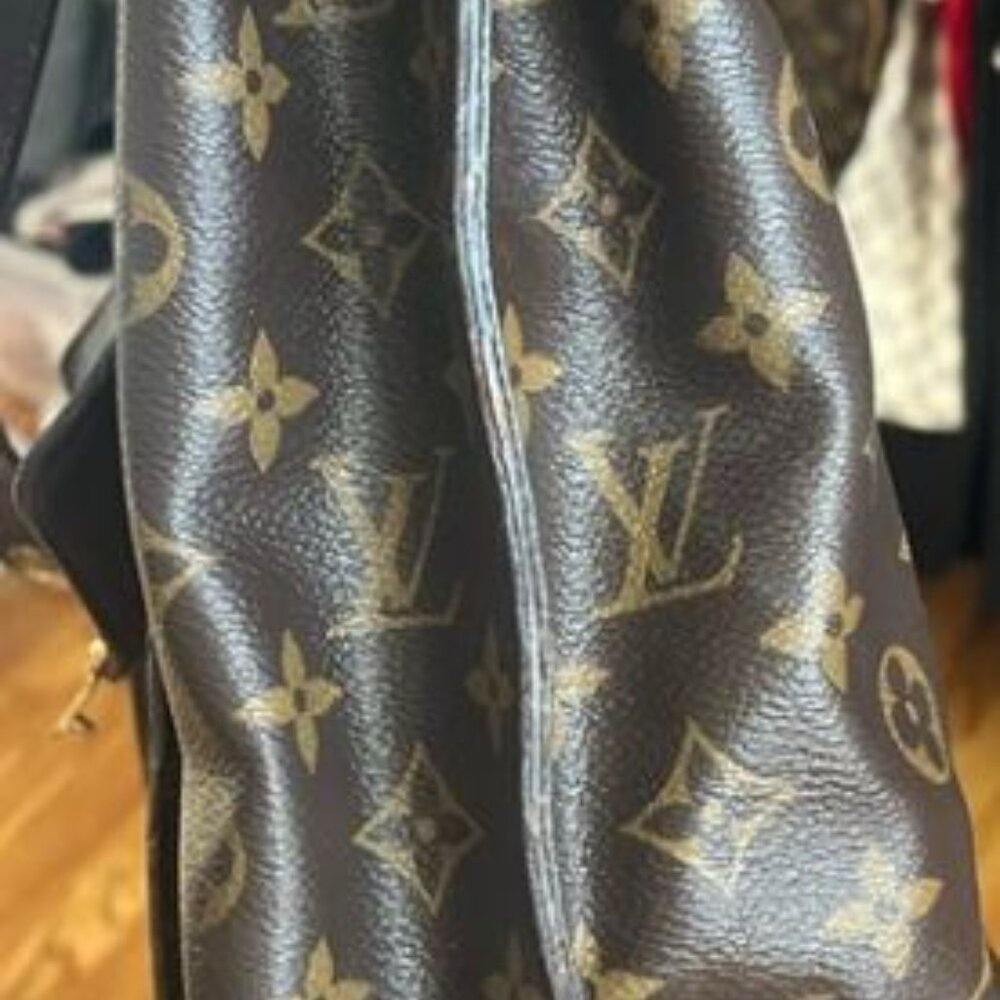 *Authentic* Louis Vuitton Hobo Metis - Picture 7 of 9